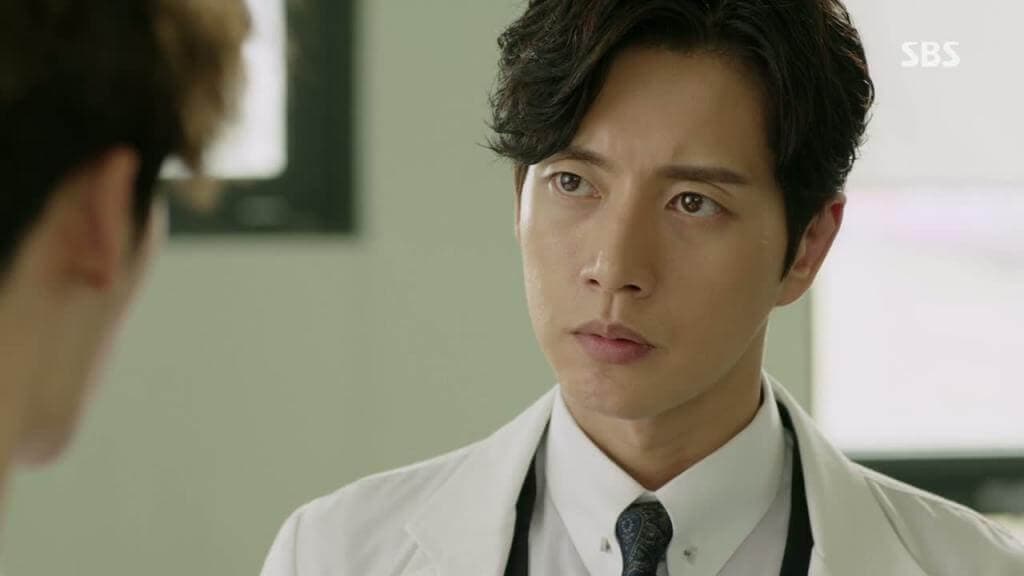 Han Jae-Joon looking at someone with a not-so-pleased expression