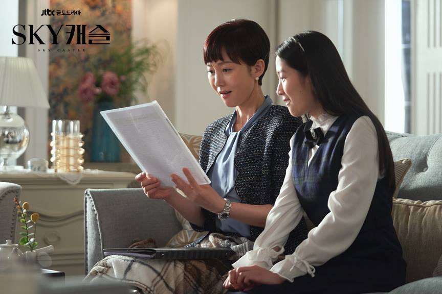 han seo-jin and kang ye-seo looking at ye-seo's grades happily