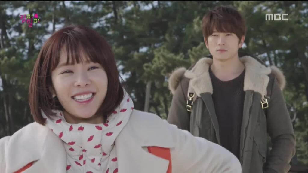 kill me heal me, Oh Ri-Jin smiles while Cha Do-Hyun looks on with a somber expression