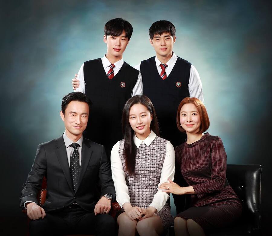 portrait of the Cha family. from left to right: Cha Seo-joon, Cha Ki-joon, Cha Min-hyuk, Cha Se-ri, No Seung-hye