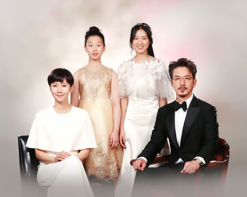 family portrait of the kang family. from left to right: Han Seo-jin, Kang Ye-bin, Kang Ye-seo, Kang Joon-sang