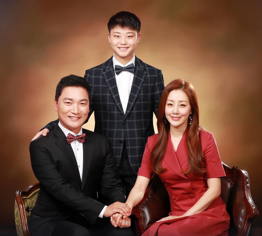 portrait of the Woo family. from left to right: Woo Yang-woo, Woo Soo-han, Jin Jin-hee