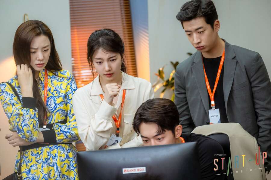 Lee Sa-ha, Seo Dal-mi, Nam Do-san and Lee Chul-san looking at a computer with serious faces