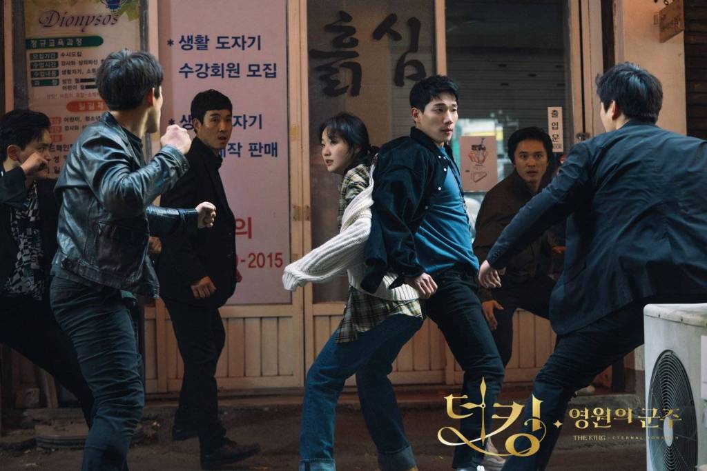 jung tae eul and kang shin jae stand back to back as they are surrounded by gangsters