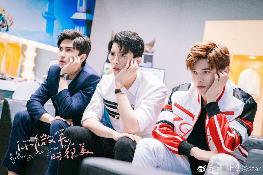 Still from falling into your smile with Ming, Xiao Rui, and Lu Ye watching a match from inside their team room with rapt expressions